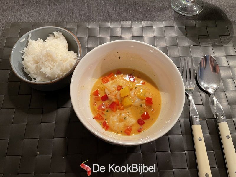 Scampi in red curry with paprika and coconut