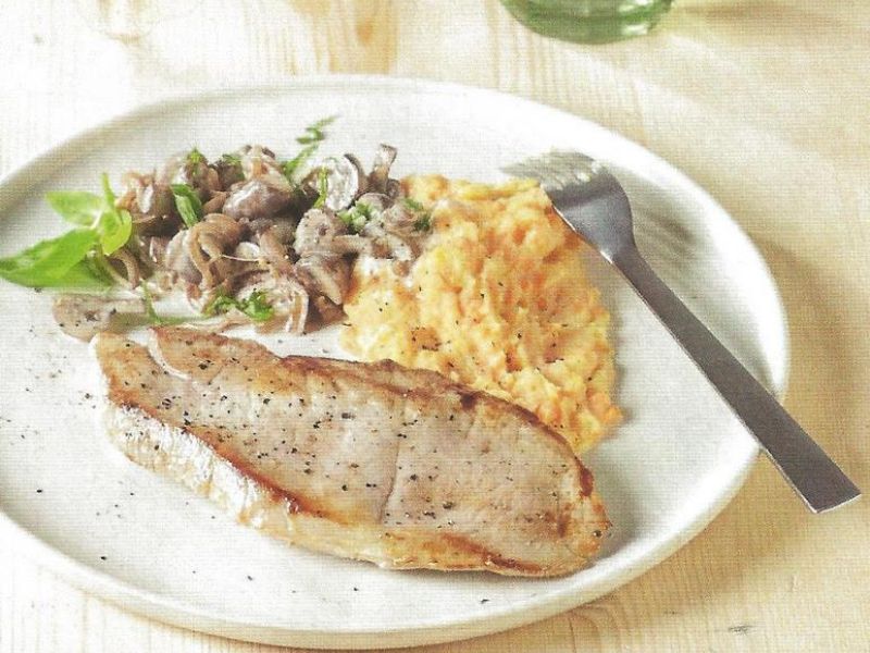 Varkenssnede met champignons en basilicum