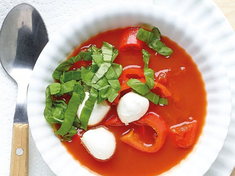 Soepje van tomaten, paprika en mozzarella