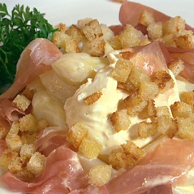 Aspergesalade met gepocheerd scharrelei en gedroogde ham