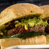 Hamburger met gegrilde groenten en salsa Belgica