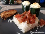 Gevulde courgettes met warme tomatenvinaigrette, kip en rijst