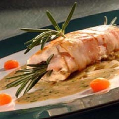 In spek gewikkelde blinde vink van konijn gevuld met geitenkaas en tapenade In spek gewikkelde blinde vink van konijn gevuld met geitenkaas en tapenade
