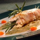 In spek gewikkelde blinde vink van konijn gevuld met geitenkaas en tapenade