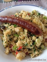 Merguez en lauwe couscoussalade met kerstomaat en tzatziki