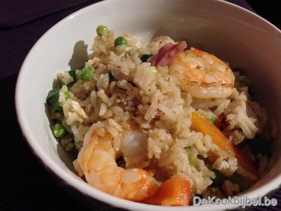 Nasi gorenig met kip en scampi