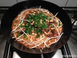 Wok met rundsvlees, groenten en satésaus