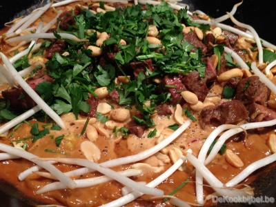 Wok met rundsvlees, groenten en satésaus