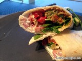 Wrap met geitenkaas, ham, courgette, paprika en tomatentapenade