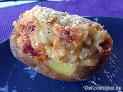 Gevulde aardappel met chorizo, tapenade en zure room