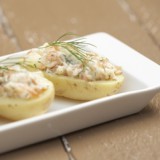 Gevulde aardappeltjes met warmgerookte zalm en zure room