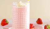 Aardbei-banaan smoothie met witte chocoladeschilfers  