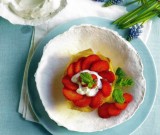 Krokant nestje met aardbeien