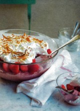 Roomdessert met aardbei en meringue