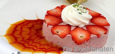 Aardbeien mousse op een spiegel van passievrucht