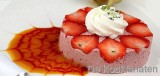 Aardbeien mousse op een spiegel van passievrucht