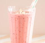 Pruimen-peer smoothie met honing en hazelnoten  