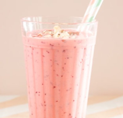 Pruimen-peer smoothie met honing en hazelnoten  