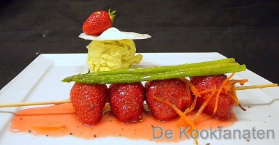 Spiesje van aardbeien met aspergeijs en eiwitkoekje