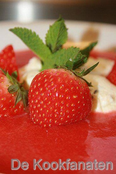 Soepje van aardbeien met limoen. Mascarpone en ricotta met vanille en muntblaadjes