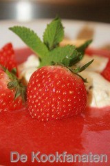 Soepje van aardbeien met limoen. Mascarpone en ricotta met vanille en muntblaadjes