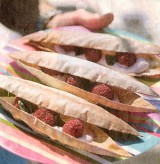 'Air Baguette' met rode vruchten, plattekaas met rozenbottel en sarawakpeper