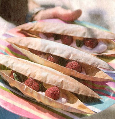 'Air Baguette' met rode vruchten, plattekaas met rozenbottel en sarawakpeper