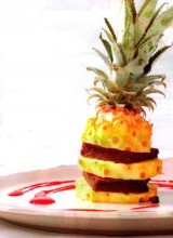 Ananas met chocolade en frambozencoulis