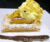 Appeltaartje in bladerdeeg en amandel ijs
