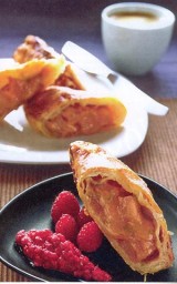 Appel- en pruimenflappen met geplette framboos