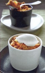 Appel-rabarbercrumble met zure room