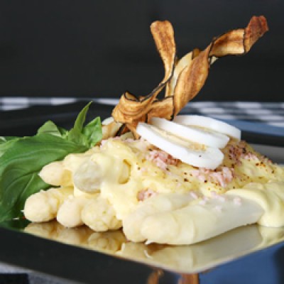 Gegratineerde asperges met gebraiseerde ham