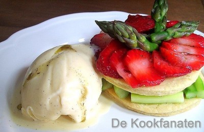 Taartje met gekarameliseerde asperges in vanille, geflambeerde aardbeien en aspergesijs Taartje met gekarameliseerde asperges in vanille, geflambeerde aardbeien en aspergesijs