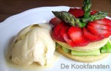 Taartje met gekarameliseerde asperges in vanille, geflambeerde aardbeien en aspergesijs
