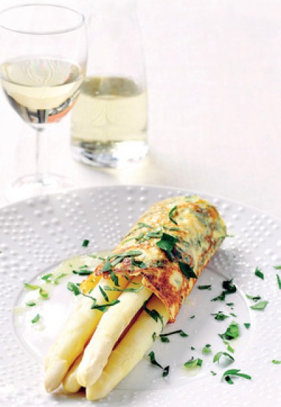 Mechelse asperges met flensje van bladpeterselie Mechelse asperges met flensje van bladpeterselie