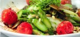 Slaatje van witte en groene asperges