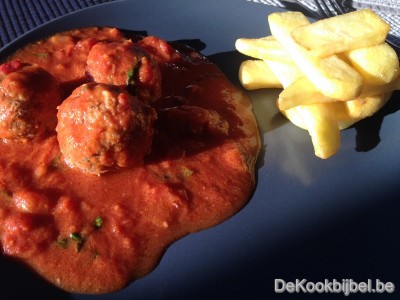 Balletjes in pikante tomatensaus