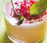 Bavarois van yakult en amandelen met crème van groene thee en granaatappel