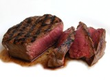Gemarineerde en gegrilde gepelde steak, aardappelkoekjes met jonge ui