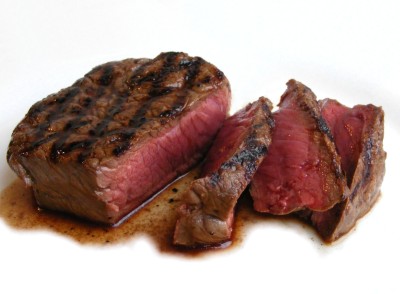 Gemarineerde en gegrilde gepelde steak, aardappelkoekjes met jonge ui