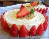 Biscuit met aardbeien en slagroom op een bodem van zanddeeg