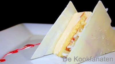 Sandwich van witte chocolade, met biscuit en diplomat met appel