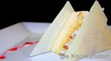 Sandwich van witte chocolade, met biscuit en diplomat met appel