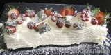 Kerststronk met slagroom en rood fruit