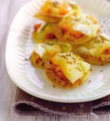 Bladerdeeggebakjes met wortel en kaas