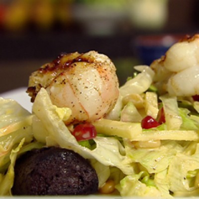 Gebakken bloedworst met langoustines, appelstroop en granaatdressing