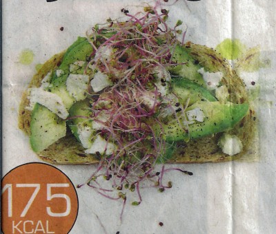 Boterham met avocado en fetakaas