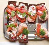 Boterham met zalm en garnalen, geitenyoughurt en verse kruiden