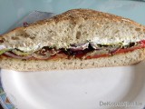 Focaccia gevuld met gegrilde groenten en geitenkaas