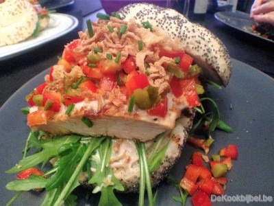 Club sandwich met kalkoen en tonijnsaus